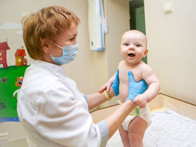 врач-онколог лечит ребенка в Перми